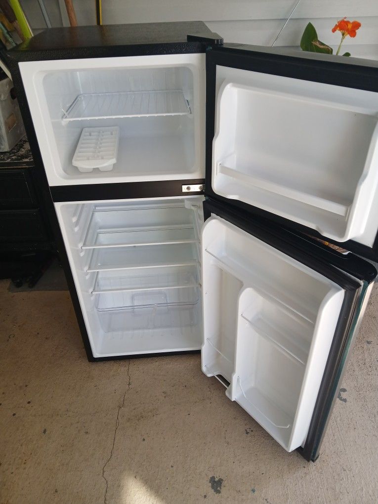 Frigidaire Refrigerator 4.5 C.u Ft