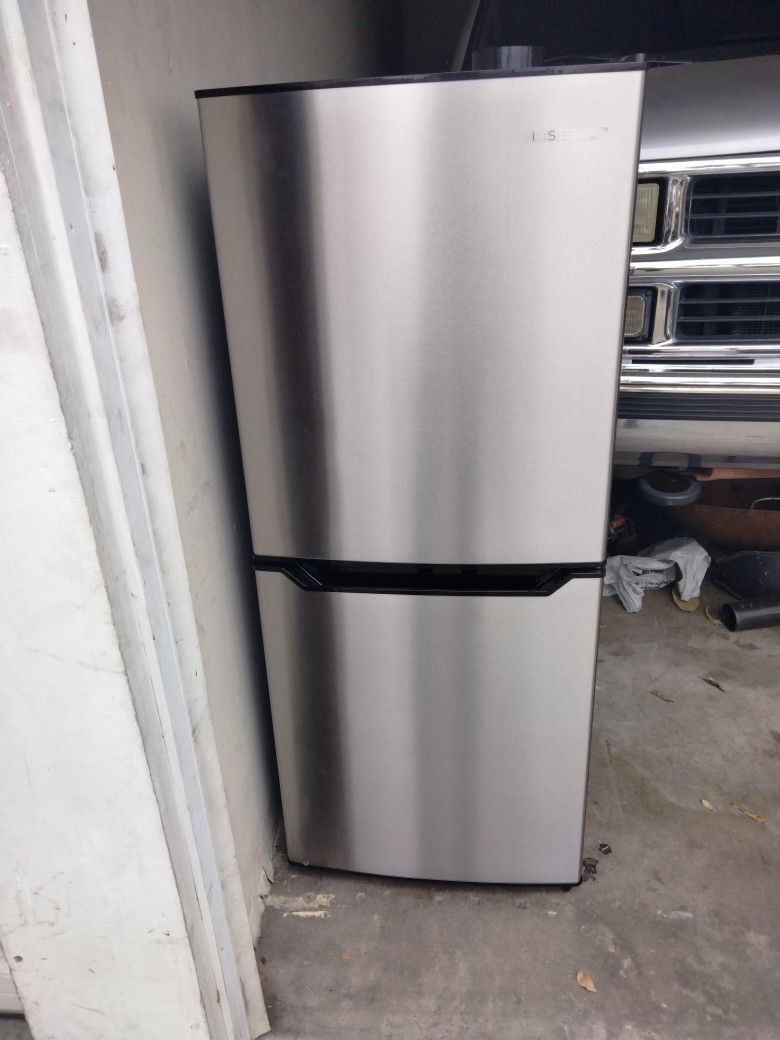 Insignia Fridge 4.9 Cu Ft