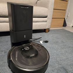Roomba I7, With Extra Parts