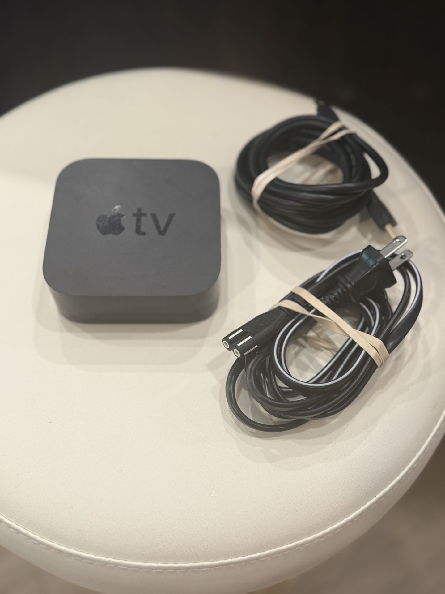 APPLE TV - 3rd Generation - With Cables & Remote —> Lightly Used