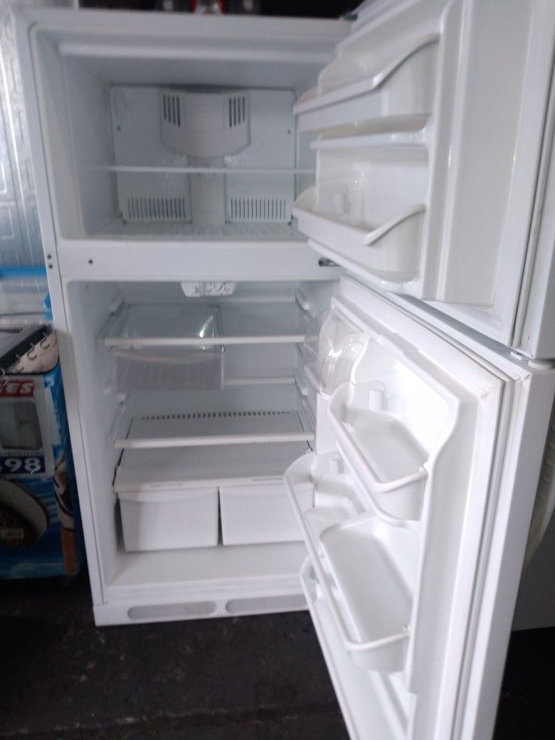 SMALL APARTMENT REFRIGERATOR.(DELIVERED) for Sale in Los Angeles, CA