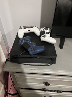 Ps4 W 3 Controllers