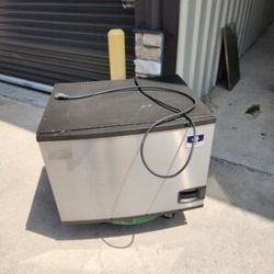 Commercial Ice Maker 