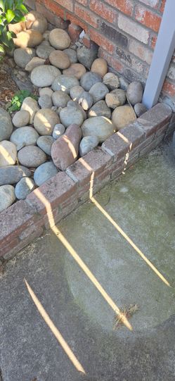 I NEED THESE GONE BY TOMORROW. SHOOT ME A PRICE THATS FAIR AND COME GET THEM. GREAT LOOKING ASSORTED COLORS. GOOD LOOKING ROCKS FOR LANDSCAPING. EXPEN
