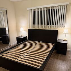 Moving sale‼️ Queen bad with 2 drawers+ 2 cute lamps+ one big lamp