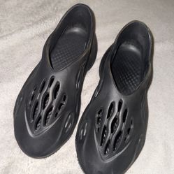 Black Foam Runners ~ Size 9