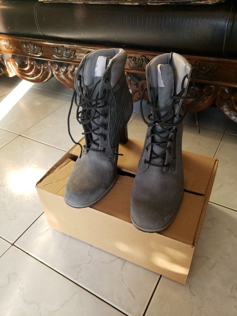 Timberland Women Short Boots Size 7