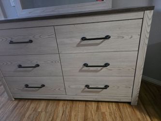 Dresser with mirrow