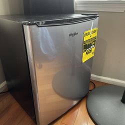 Whirlpool 2.7 cu Ft Is Mini Refrigerator 
