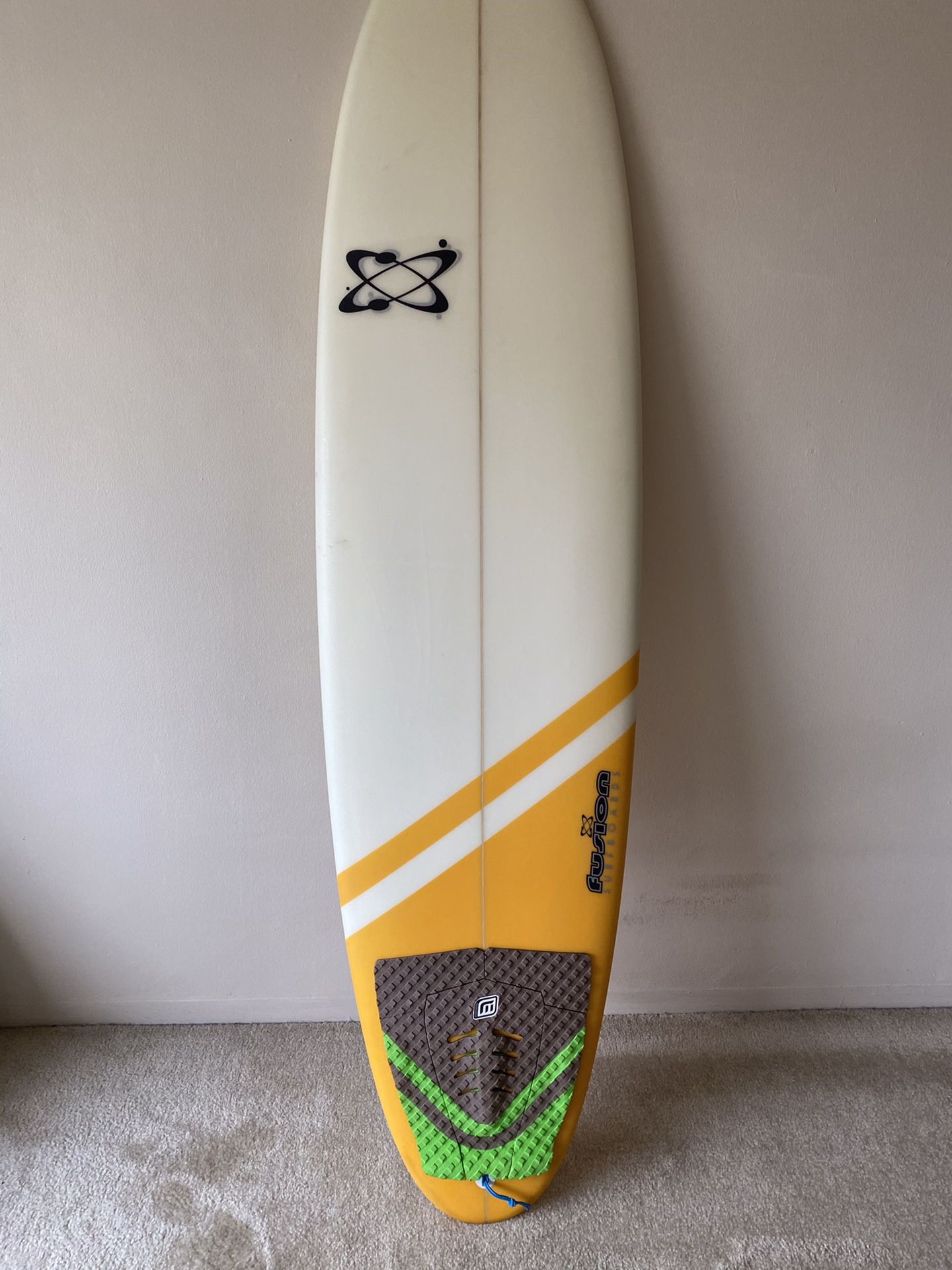 Surfboard fusion intermediate 6’8” like new