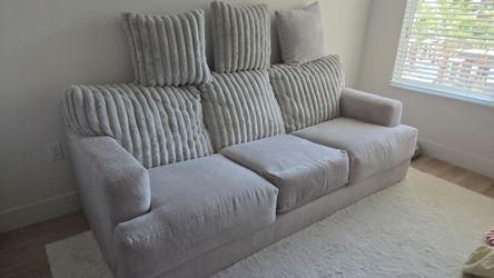 ​[URGENT CROSS-COUNTRY MOVING SALE] Like-New Modern Plush Sofa - $150 (MSRP $550)