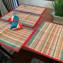 New Set Of 4 Place Mats And 4 Matching Cloth Napkins