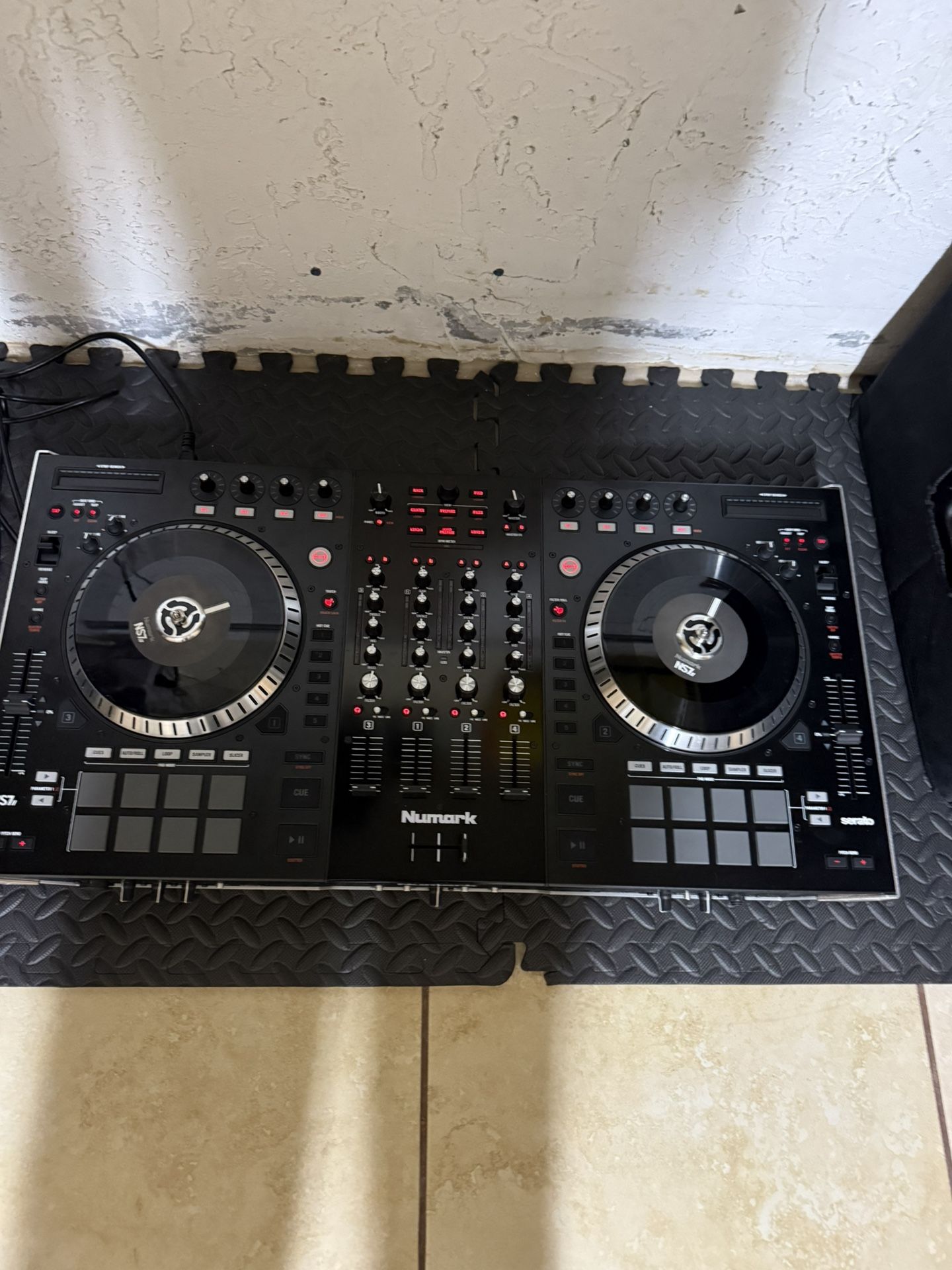 Numark NS7 II Dj Controller Motorized Platters