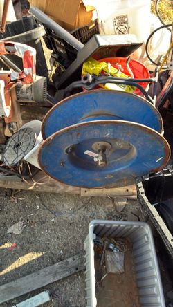 Retracting air hose eeel