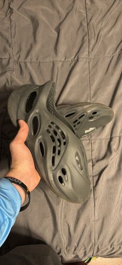 Yeezy foam runners (men’s 11)