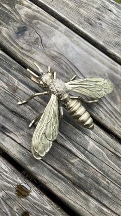 Metal Bee brass color