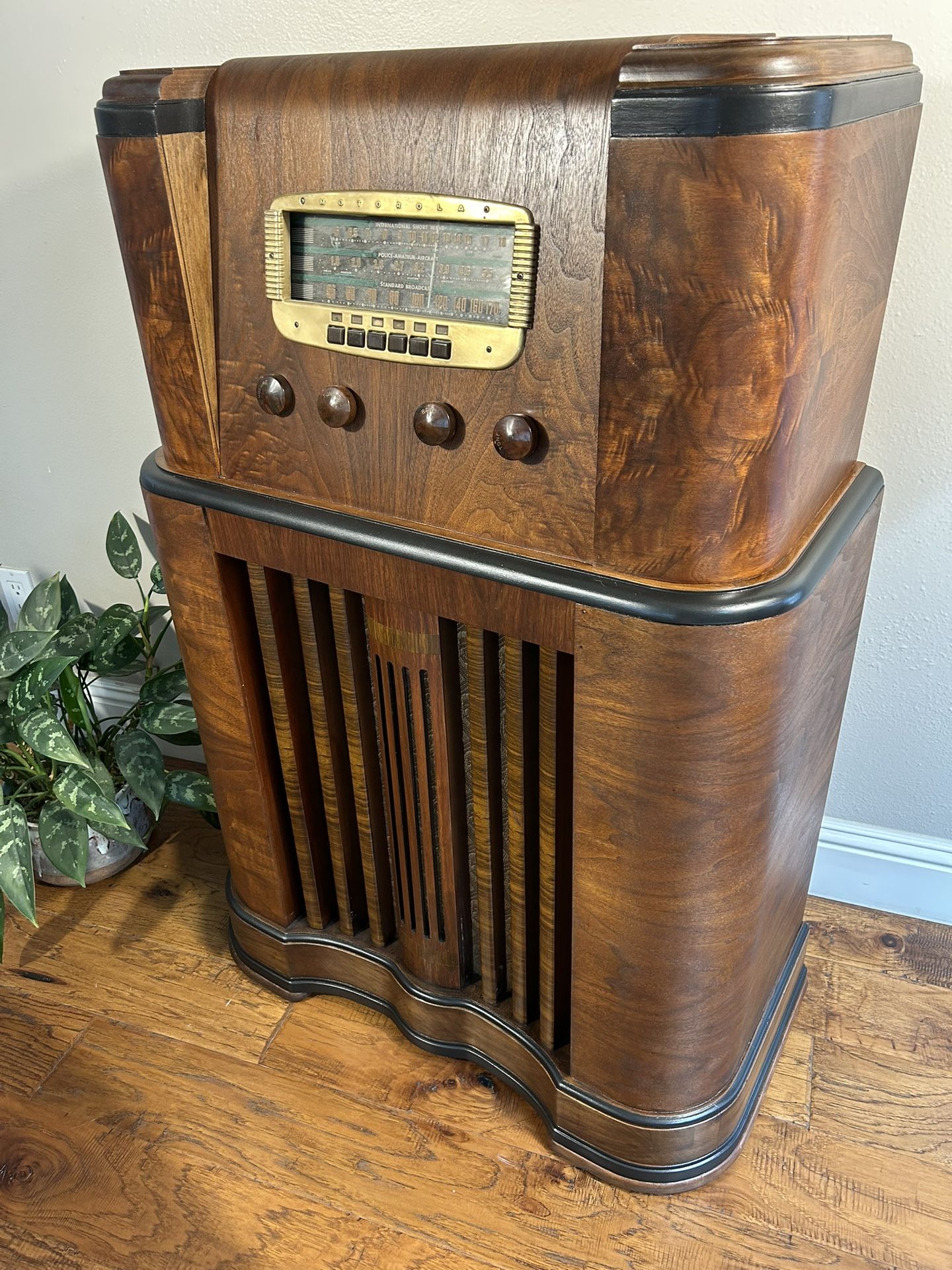 Vintage 1930’s Motorola Radio