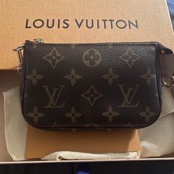 Preloved Louis Vuitton Mini-Pochette Monogram