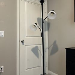 Floor lamp w/ 3 lamps/bulbs