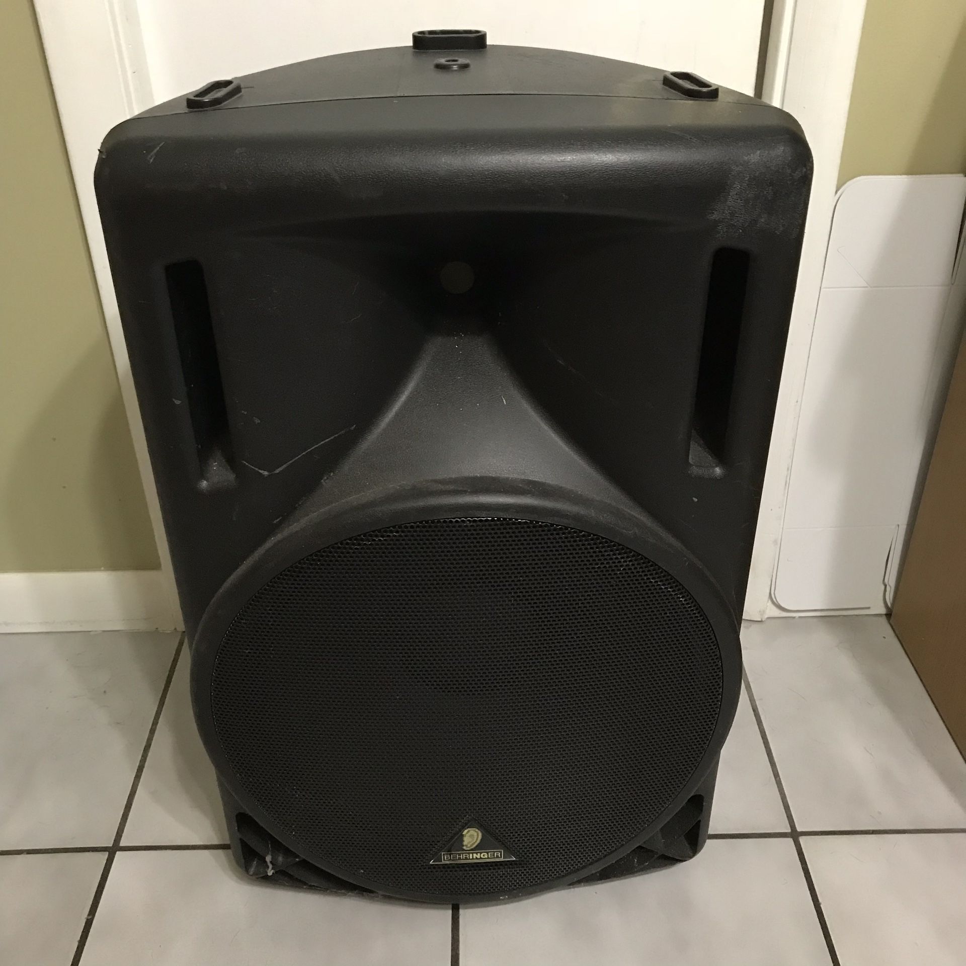 Behringer EuroLive B215A Speaker System