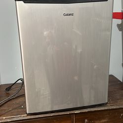 Galanz mini fridge 2.7 cu. Ft 120 VAC