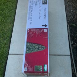 7.5’ Prelit Christmas Tree