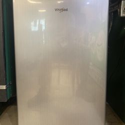                         Whirl pool 4.3 Cu Ft mini fridge