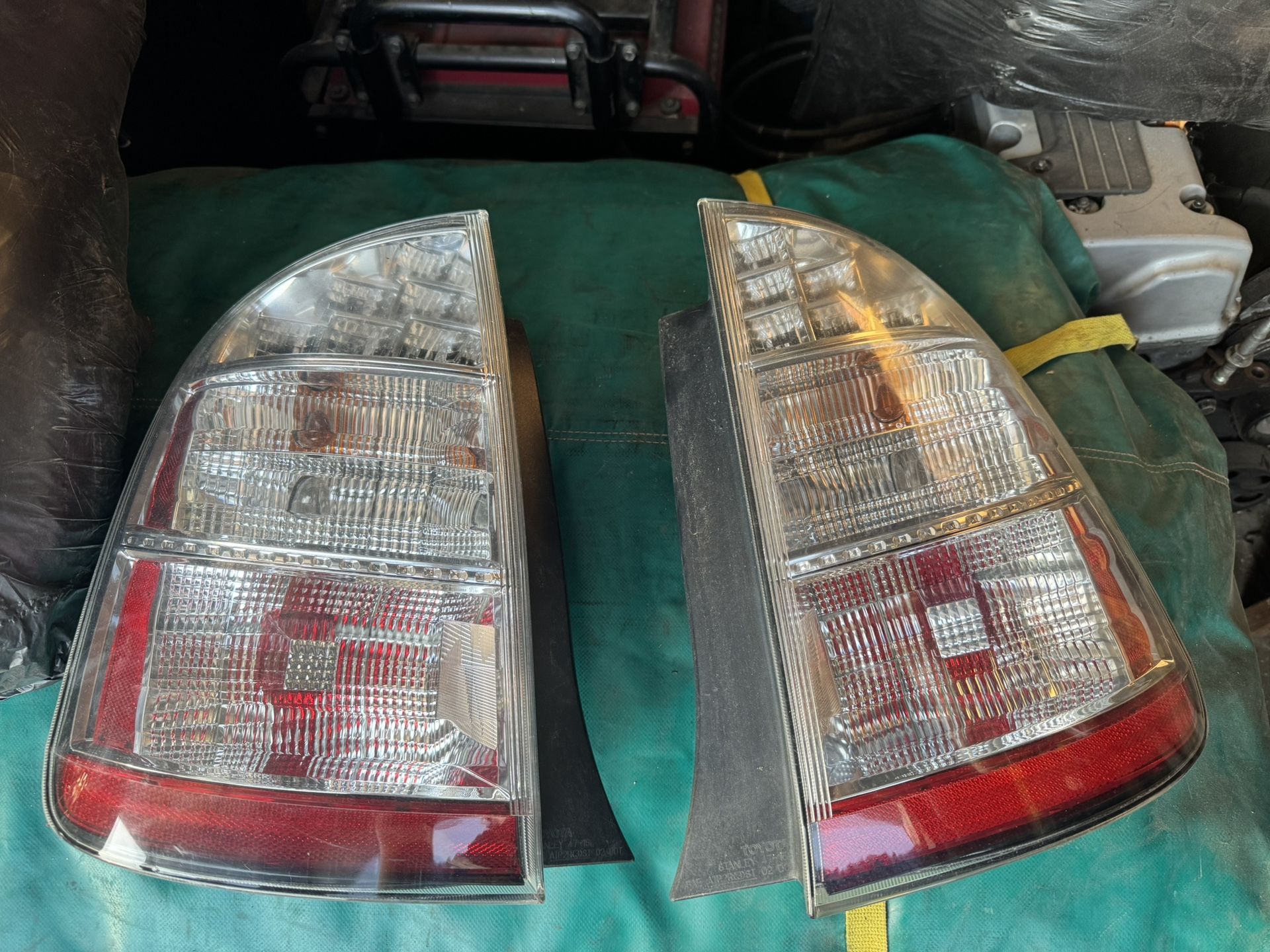 2007 Prius Tail Lights With Bulbs ( OEM )