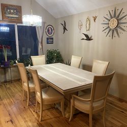 Dining Room Table w/ 6 Chairs!