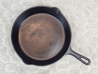 VTG LODGE SINGLE NOTCH CAST IRON #8 SKILLET
