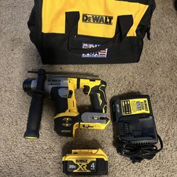 Dewalt ATOMIC 20V MAX Cordless Hammer With Battery, Charger and Carrying Bag Included.