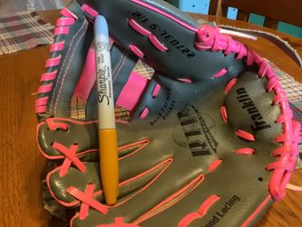 Franklin 9.5” baseball glove like new catch right throw with left and 2 balls