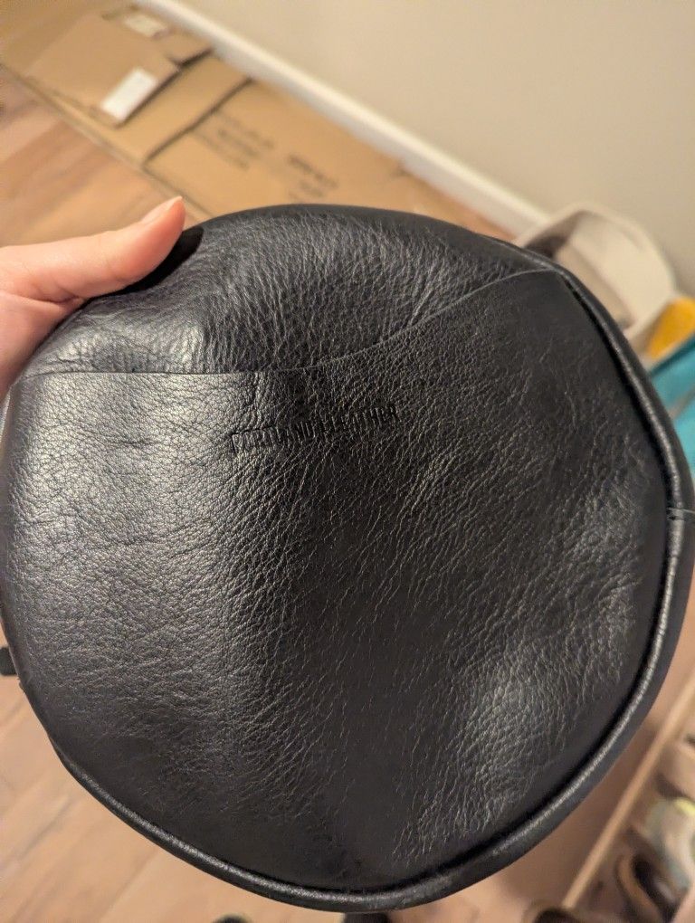 Portland Leather Circle Crossbody Black