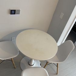 Table & Chairs 