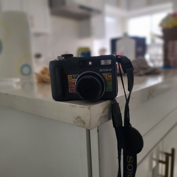 Sony Cybershot DSC-S85 4.1 MP 3x Digital Camera