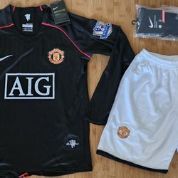 2008 Manchester united soccer kit long sleeve black CR7 RONALDO #7 Kids size new

Comes with jersey long sleeve, short and match socks 

Kids size in 