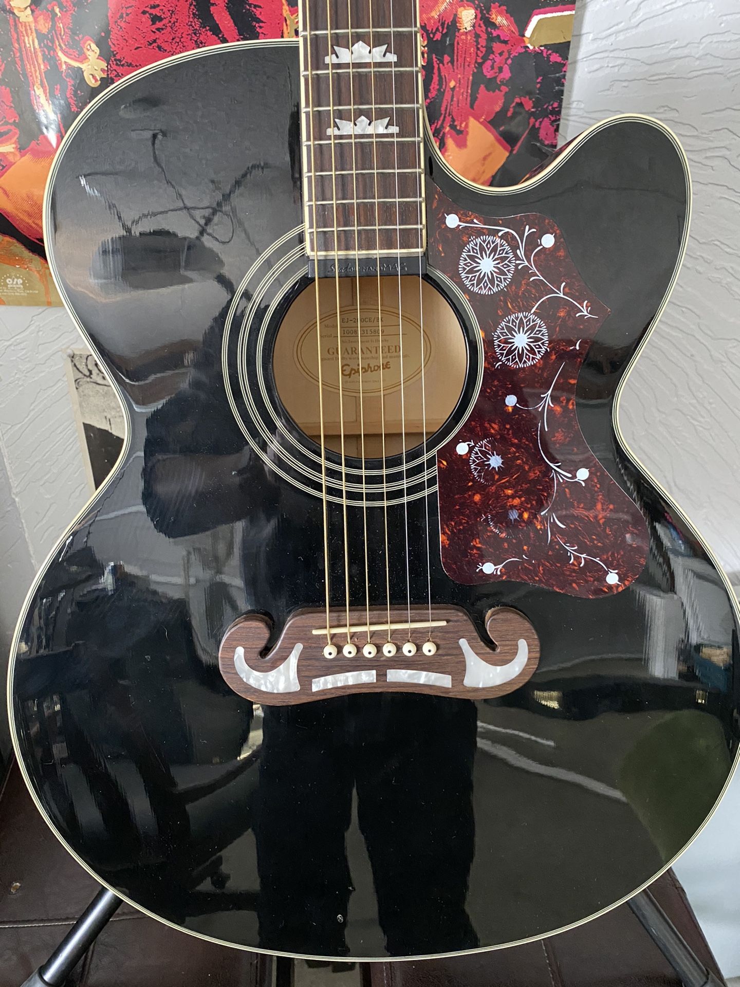 Acoustic Jumbo Guitar