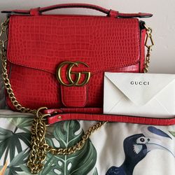 Beautiful hourglass red GG purse