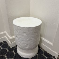 Modern Textured Side Table – Sculptural & Chic! 🪩