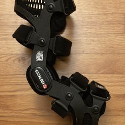 Breg Fusion ACL Knee Brace, Right Leg, Black. 