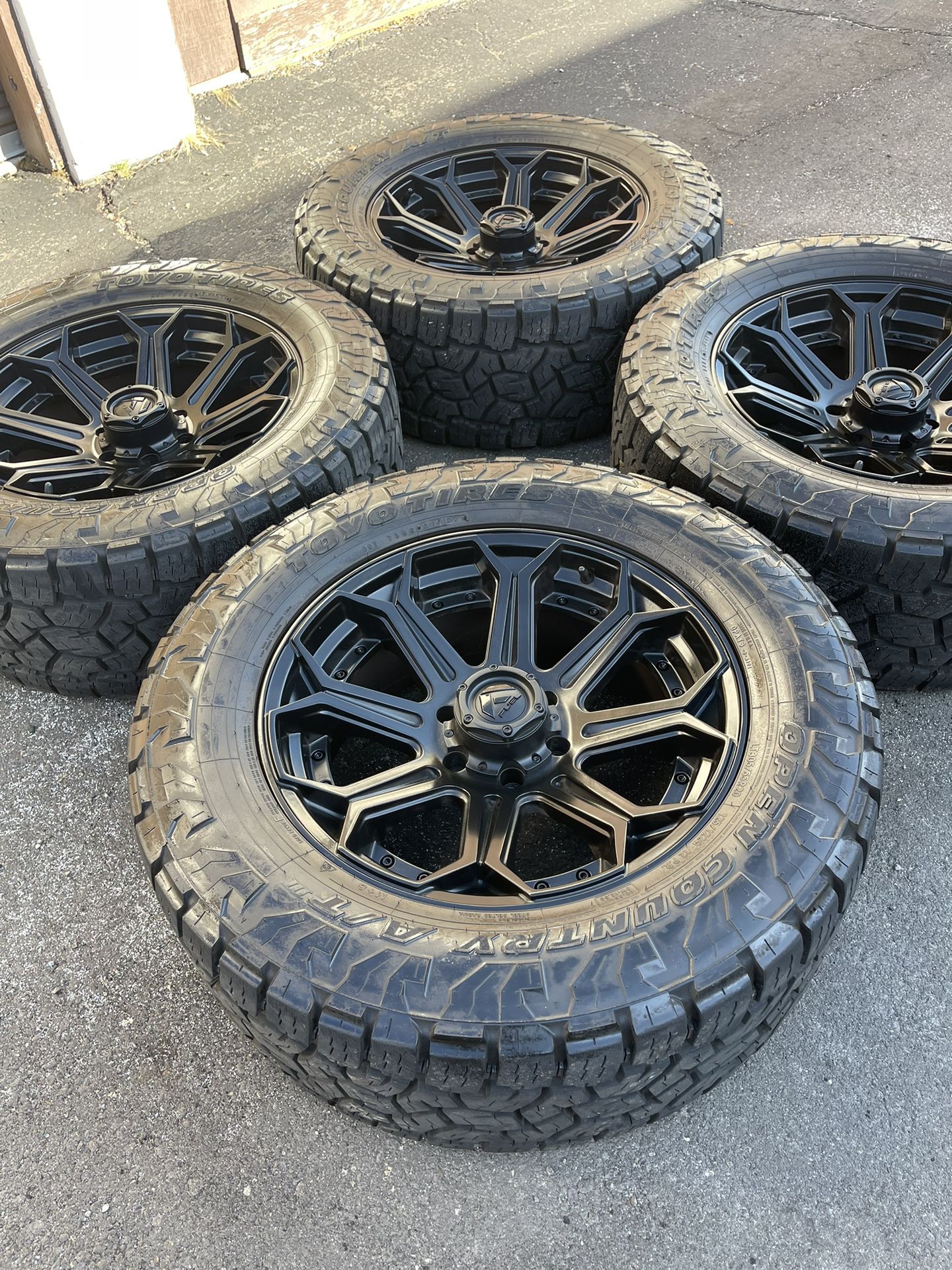 Fuel Siege 20” Wheels Matte Black w/ 33” Toyo AT3 Tires Rims Rines Tires 6-Lug  
