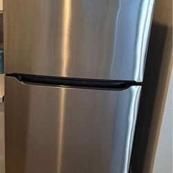 Frigidaire Top Freezer Refrigerator in Stainless Steel