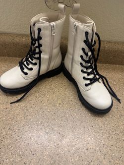 White boots with black laces for girls, size 1