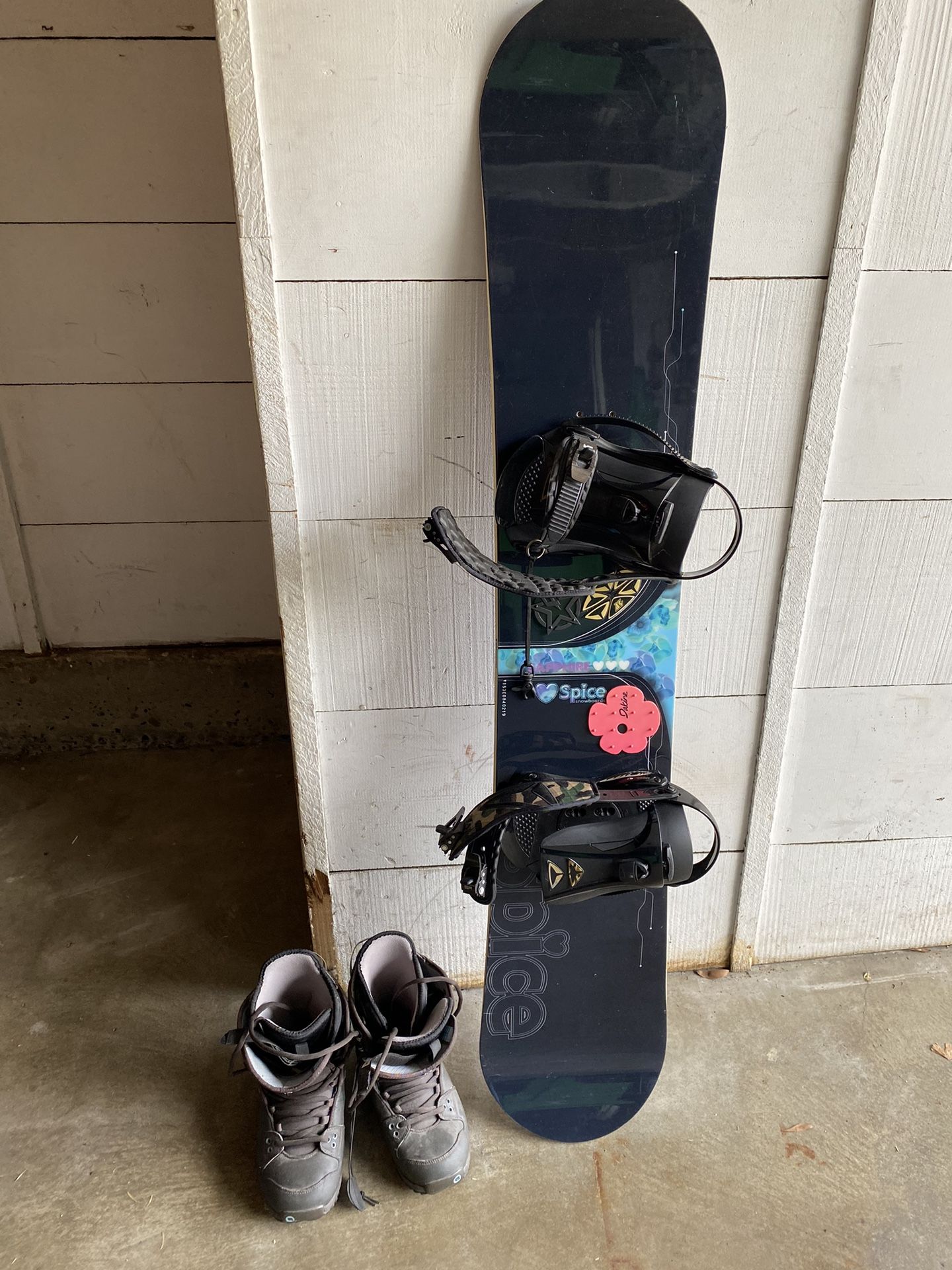 Spice Sapphire Snowboard In Excellent Condition with Burton Medium Flex Freestyle Boots