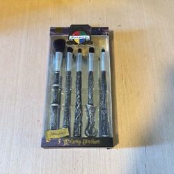The Harry Potter Magical Brush Set Icludes 5 Cosmetic Brushes Brand New Read Blw.