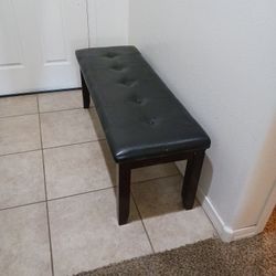 Beautiful clean no rips no tears no stains Dinning bench or room decor asking $80 firm paid $150 on Amazon size is 4ft long 17 1/2in deep and 19in tal