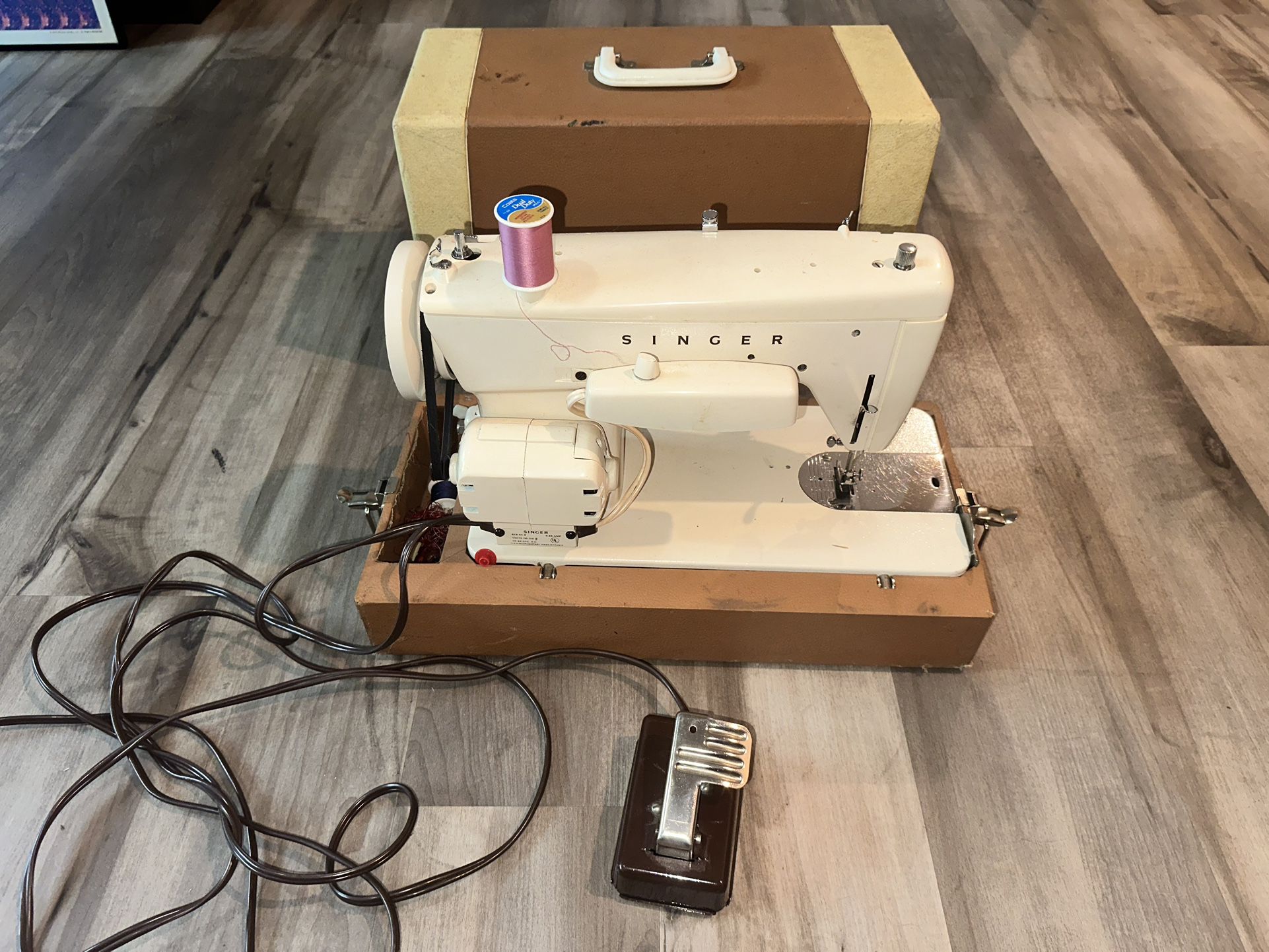 Vintage Fashion Mate Singer Sewing Machine Model 237 Carrying Case - WORKS
