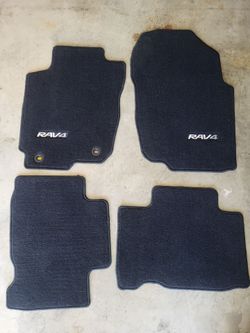 NEW Toyota Rav4 floor mat set (4)