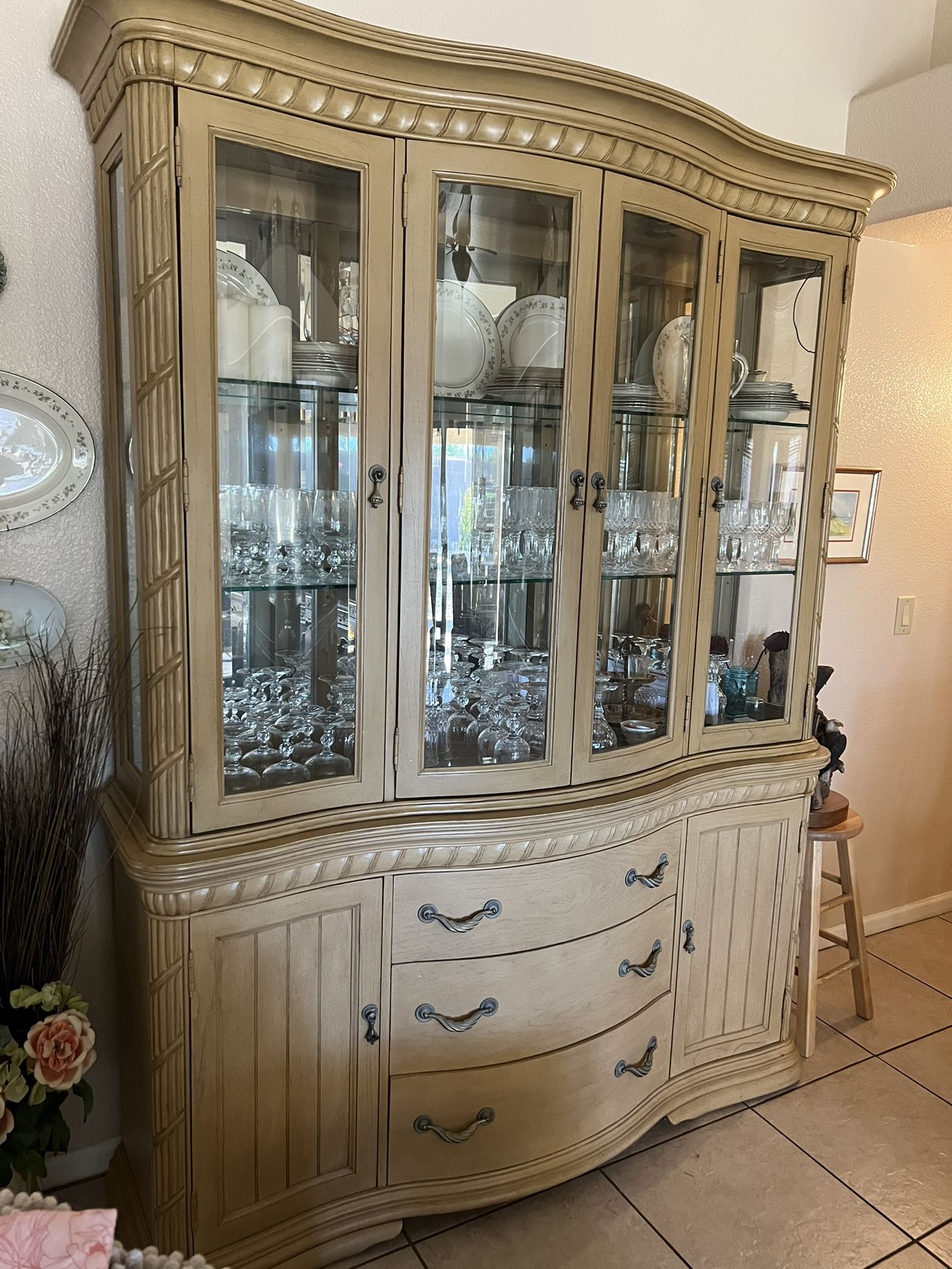 Broyhill High End Lighted Dining China Curio Cabinet,All Products : American Fashion Style Bags On Sale