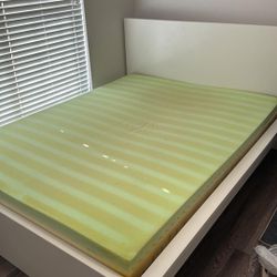 queen size white bed